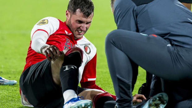 Santiago Giménez sufrió una lesión que podría dejarlo fuera del duelo ante Lazio en la Champions League